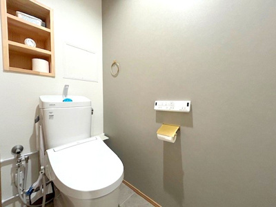【トイレ】 | グランコート東香里ケ丘 | 収納棚付きのトイレです