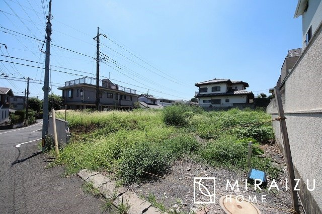 【外観】 | 運転が不安な方も安心な前面道路、きちんと幅員のある道路は女性にも安心です。整備されている道路は気持ちも良いですね♪
