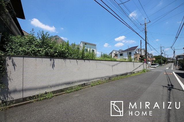 【前面道路含む現地写真】 | お車の運転に自信のない方でも安心かなと思います。とても解放感があり、日当たりも気持ちよさそうです。

