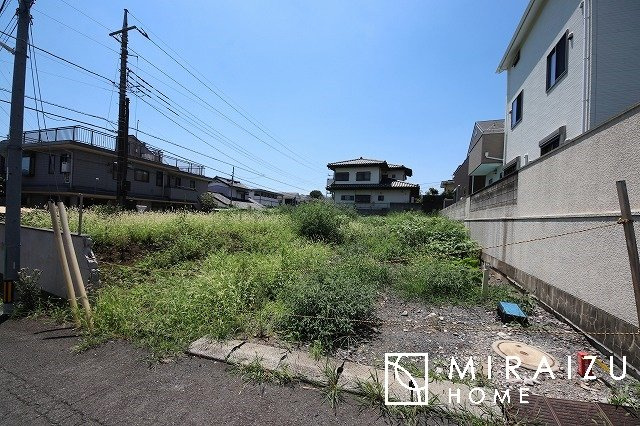 【前面道路含む現地写真】 | 通勤や家族の送迎など、毎日の生活にマイカーが欠かせない方にとって駐車場は大事な条件。敷地内にカースペースがあれば、お出かけやお買い物の際の搬入出も楽々です。
