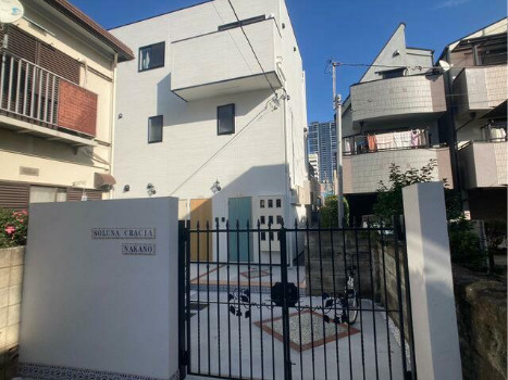 中野区中野３丁目のアパートのエントランス