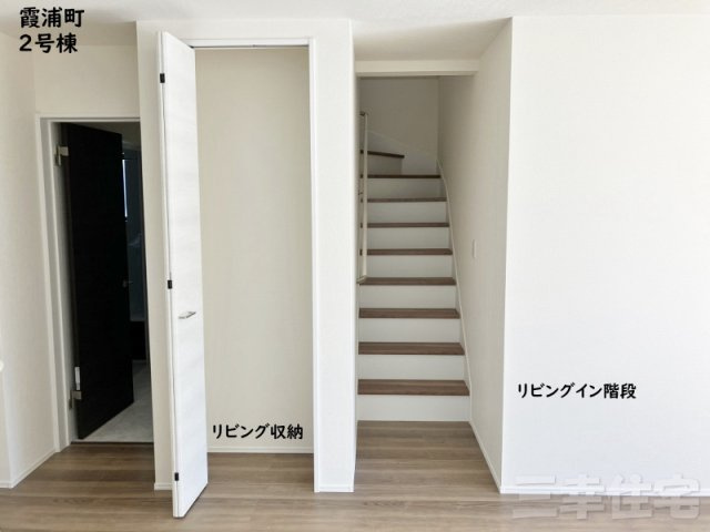 碧南市霞浦町の設備|リビングイン階段、リビングが中心になるお住まい！リビングに収納もあります！