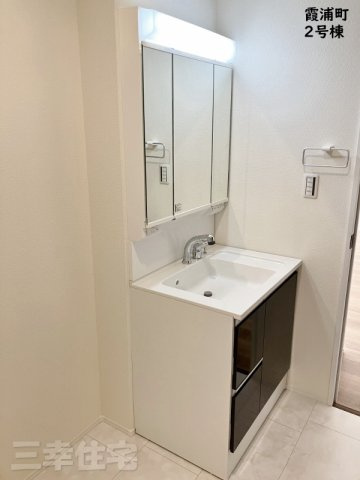 碧南市霞浦町の洗面所|豊富な収納3面鏡。もちろんシャワー水栓です♪