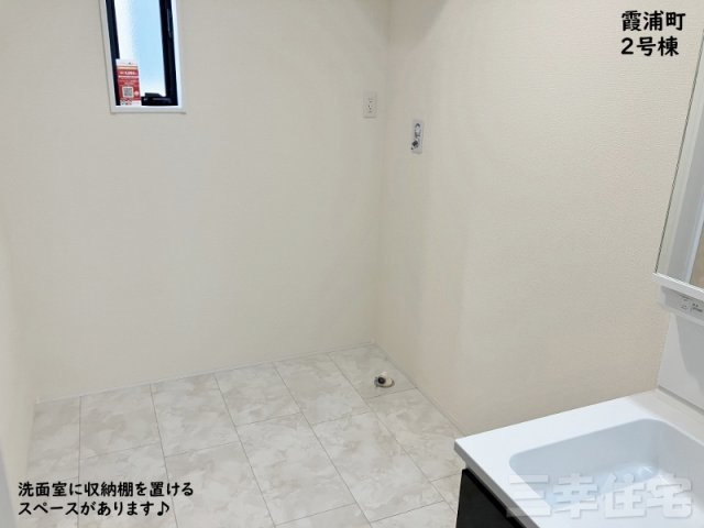 碧南市霞浦町の脱衣所|広い洗面室には収納棚がおけるスペースが確保されています♪