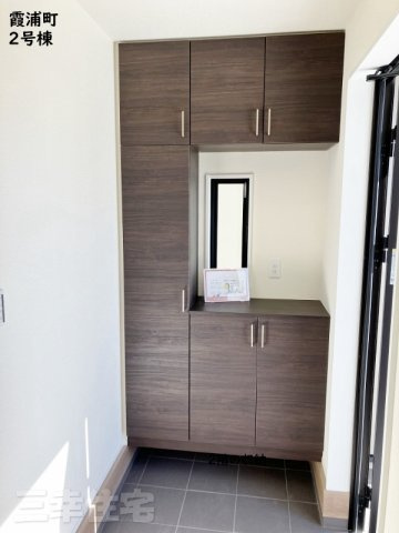 碧南市霞浦町の収納|玄関の収納は、可動棚だからブーツも簡単に収納できます