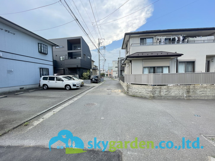 茅ヶ崎市柳島　新築戸建　全1棟1号棟の前面道路含む現地写真