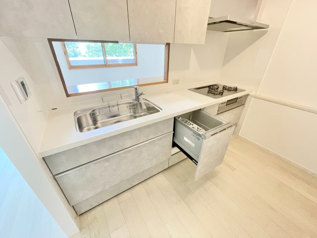 岩倉花園町パークホームズのキッチン|システムキッチン新調済です！対面式となっておりますので、家族とのコミュニケーションを楽しみながら料理が出来ます！