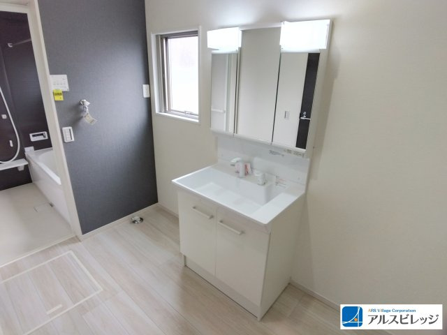 新築／富士見市上沢2期の独立洗面台|三面鏡付化粧洗面台