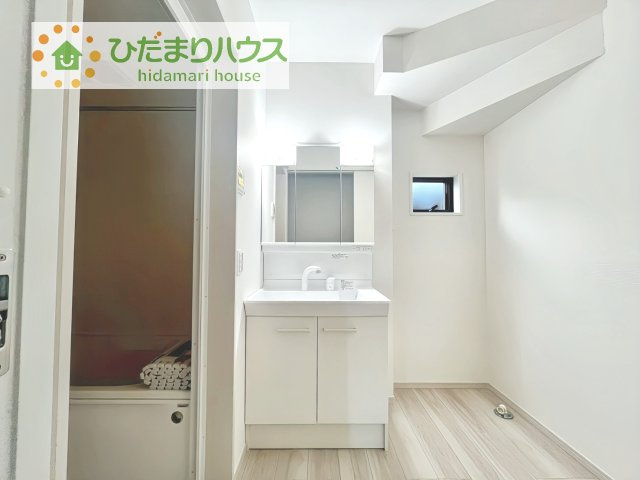 【独立洗面台】 | 下妻市下栗1期　新築戸建　2号棟 | 三面鏡の大きな鏡は憧れます(^^♪
鏡の後ろは収納となっていて、細かいものでも収納できるのでスッキリと整理できます！