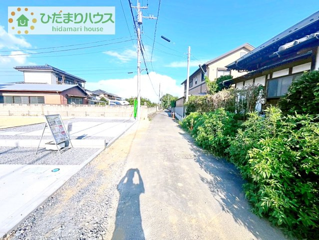 【前面道路含む現地写真】 | 下妻市下栗1期　新築戸建　2号棟 | 断熱性に優れたペアガラス、結露を防ぐだけでなく遮音性にも優れていて、室内がより一層快適に生活できます。