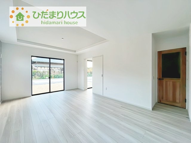 【居間・リビング】 | 下妻市下栗1期　新築戸建　2号棟 | 家族の集まるLDKは広々18帖！折り上げ天井が広く贅沢な空間を演出！
