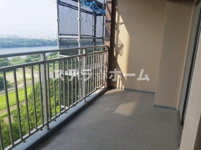 リバティパーク枚方B棟のバルコニー|開放的で明るい空間を演出してくれるバルコニーです