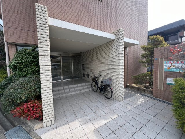 豊中市熊野町３丁目の賃貸マンションのエントランス