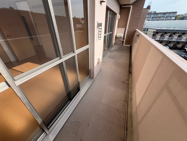 豊中市熊野町３丁目の賃貸マンションのバルコニー
