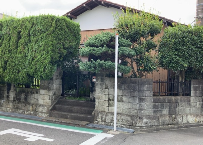 【外観】 | 土地を買う際、住む地域の自治体や福祉の補助制度にも注目してみましょう。子供や老人の医療補助やゴミ出しのルールなど、自治体によってルールに大きな違いがあるため、暮らしやすい土地で判断するとよいでしょう。