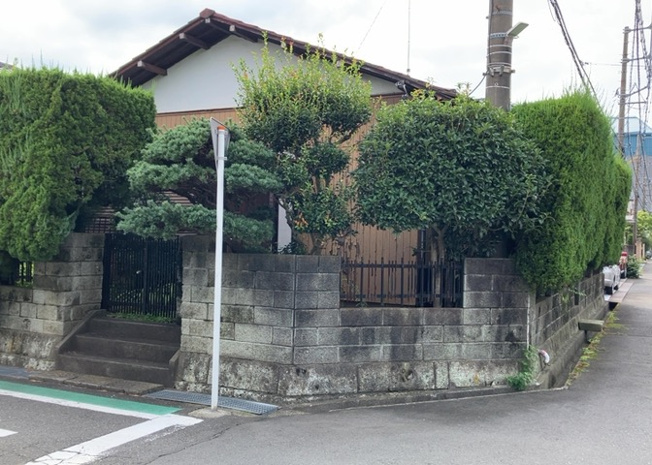【外観】 | 隣家の土地はどうなっているのか、生活利便施設が近くにあるのか、学校まで近いかなど、お客様のライフスタイルにあわせたイメージが重要です。また、近くにあると困る施設が近くにないかも確認するといいでしょう。
