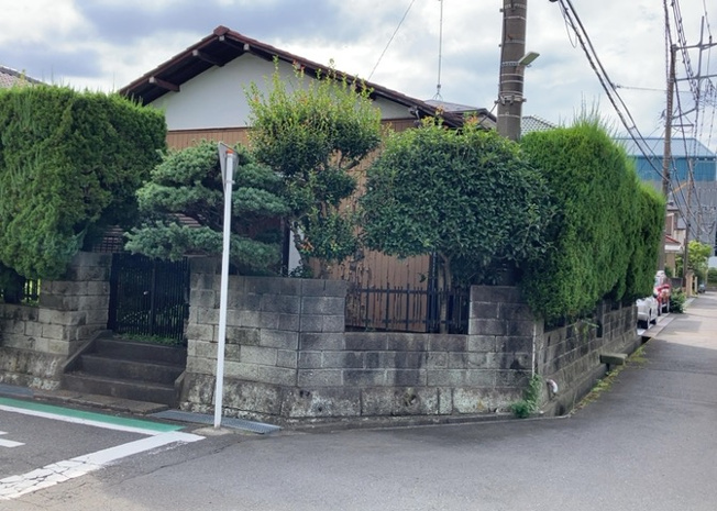 【外観】 | 人が暮らすうえで日光は大切な要素となります。日当たりの良さは譲れないポイントですね。併せて近くに大きな建築物の建築予定がないか、あるいはそれが可能な土地が近くにないか事前に確認することもお勧めします。