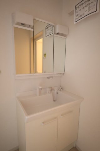 《仲介手数料無料》朝霞市三原５丁目18-8(全1戸)新築一戸建てLIGAREの独立洗面台|撮影日2025年10月12日 13:50 晴れ