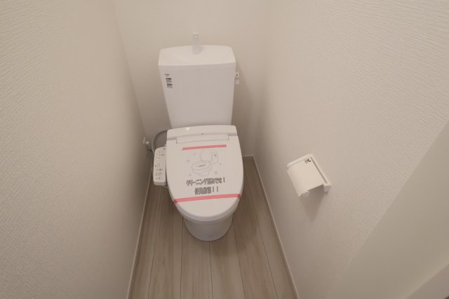 《仲介手数料無料》朝霞市三原５丁目18-8(全1戸)新築一戸建てLIGAREのトイレ|撮影日2025年10月12日 13:50 晴れ