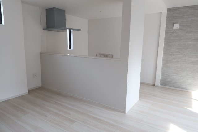 《仲介手数料無料》朝霞市三原５丁目18-8(全1戸)新築一戸建てLIGAREの居間・リビング|撮影日2025年10月12日 13:50 晴れ