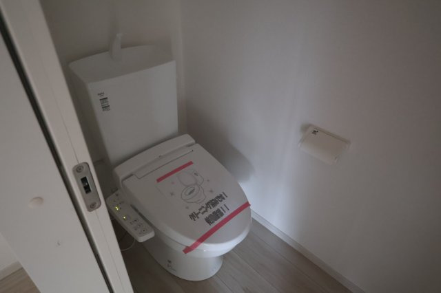 《仲介手数料無料》朝霞市三原５丁目18-8(全1戸)新築一戸建てLIGAREのトイレ|撮影日2025年10月12日 13:50 晴れ