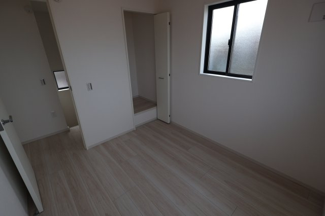 《仲介手数料無料》朝霞市三原５丁目18-8(全1戸)新築一戸建てLIGAREの洋室|撮影日2025年10月12日 13:50 晴れ