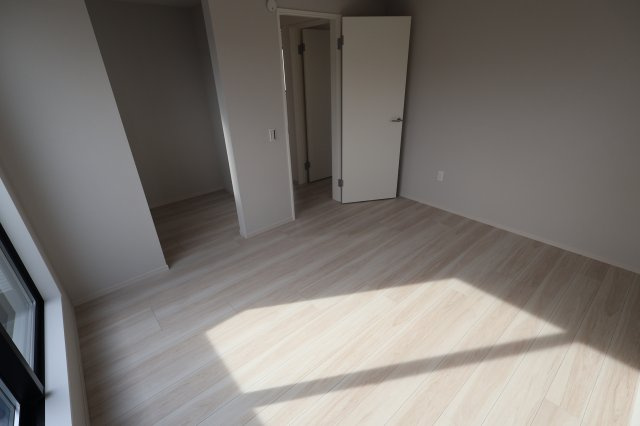 《仲介手数料無料》朝霞市三原５丁目18-8(全1戸)新築一戸建てLIGAREの洋室|撮影日2025年10月12日 13:50 晴れ
