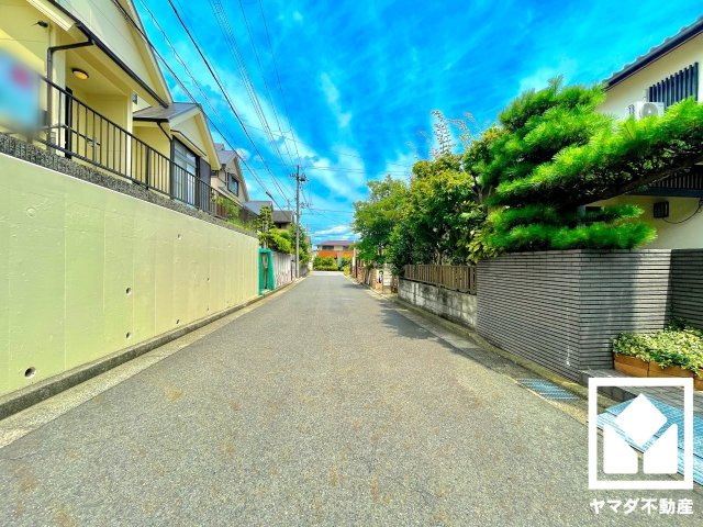 京田辺市花住坂２丁目の前面道路含む現地写真