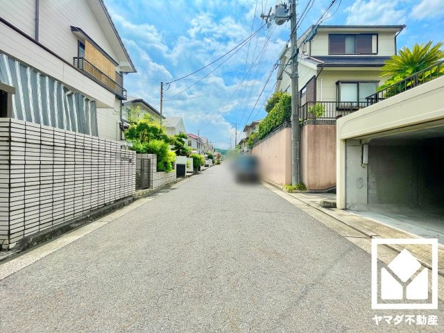 京田辺市花住坂２丁目の前面道路含む現地写真
