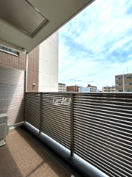 スプランディッド江坂Ⅲのバルコニー|外からの目が気にならないバルコニーで洗濯物が干せます