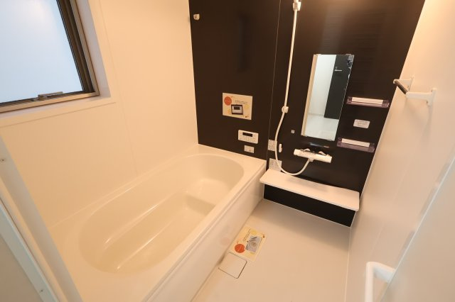 《仲介手数料無料》朝霞市本町１丁目23-11(全1戸)新築一戸建てFiTの浴室|撮影日 2025年11月23日 9:00 曇り