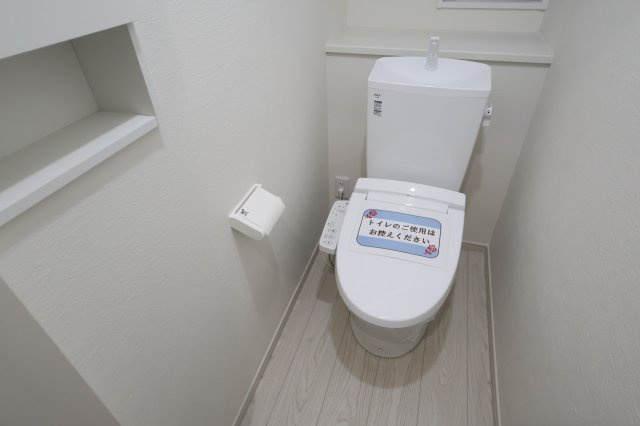 《仲介手数料無料》朝霞市本町１丁目23-11(全1戸)新築一戸建てFiTのトイレ|撮影日 2025年11月23日 9:00 曇り