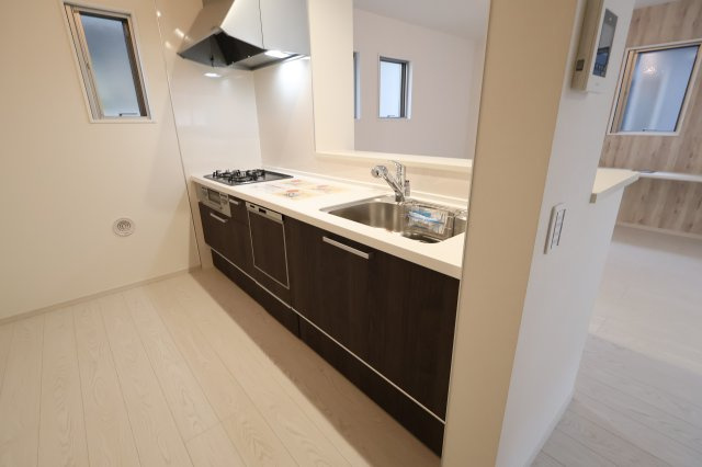 《仲介手数料無料》朝霞市本町１丁目23-11(全1戸)新築一戸建てFiTのキッチン|撮影日 2025年11月23日 9:00 曇り