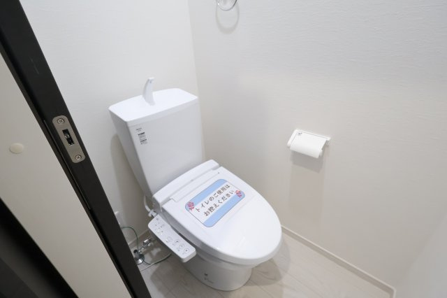 《仲介手数料無料》朝霞市本町１丁目23-11(全1戸)新築一戸建てFiTのトイレ|撮影日 2025年11月23日 9:00 曇り