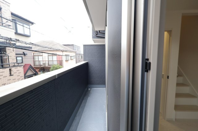 《仲介手数料無料》朝霞市本町１丁目23-11(全1戸)新築一戸建てFiTのバルコニー|撮影日 2025年11月23日 9:00 曇り