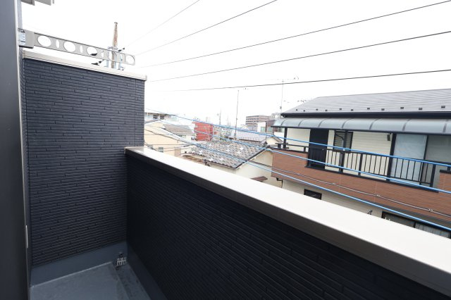 《仲介手数料無料》朝霞市本町１丁目23-11(全1戸)新築一戸建てFiTのバルコニー|撮影日 2025年11月23日 9:00 曇り