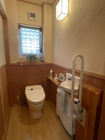 新居浜市高津町戸建のトイレ