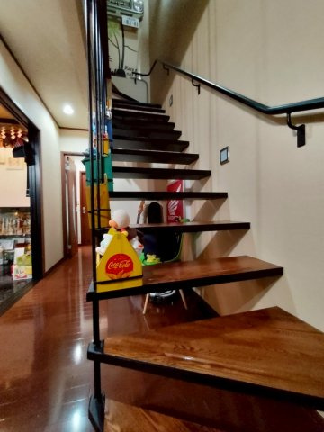 【春採湖が一望できる】千歳町　中古住宅の内装|シースルー階段