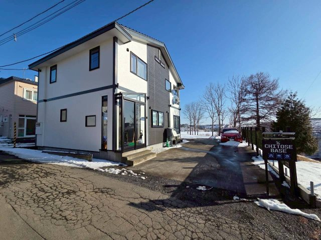 【春採湖が一望できる】千歳町　中古住宅の駐車場