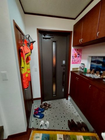 【春採湖が一望できる】千歳町　中古住宅の玄関