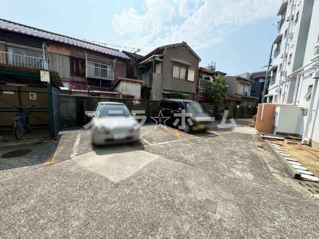 塚本東コーポA棟の駐車場