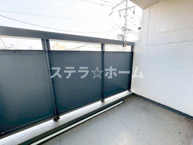 塚本東コーポA棟のバルコニー|外からの目が気にならないバルコニーで洗濯物が干せます