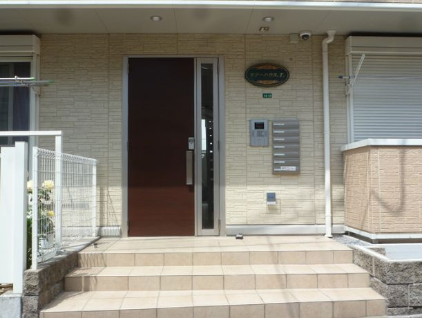 マナーハウス.T.のエントランス|別号室の参考写真です。