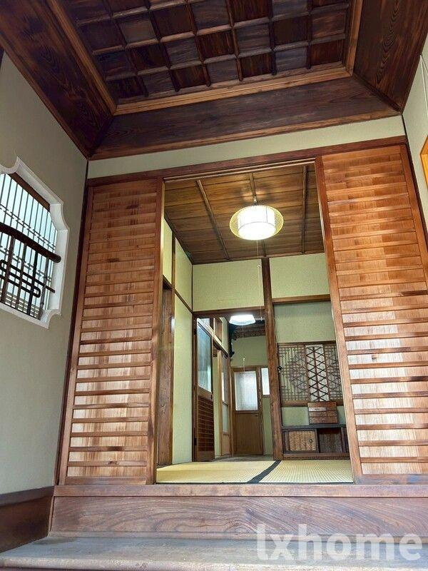摂津戸建の玄関|明るい玄関です
