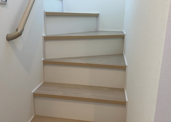 【内装】 | 建物の上下階の通路である階段は、その位置によって動線や室内の印象が大きく左右されます。手摺にも重要な役割があり、転倒の防止・歩行や動作を円滑にして日常生活を支えることを主な目的として設置されています。