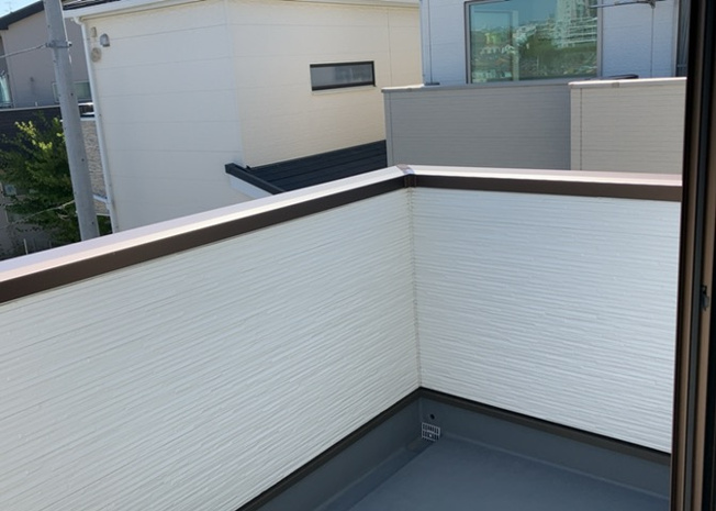 【バルコニー】 | バルコニーは、室外の専用スペースのうち、「屋根がなく開放された空間」であるものを指します。ベランダより広いタイプのものが多く、日当たりもよいため家庭菜園などを楽しみたい人にとって適した環境となります。