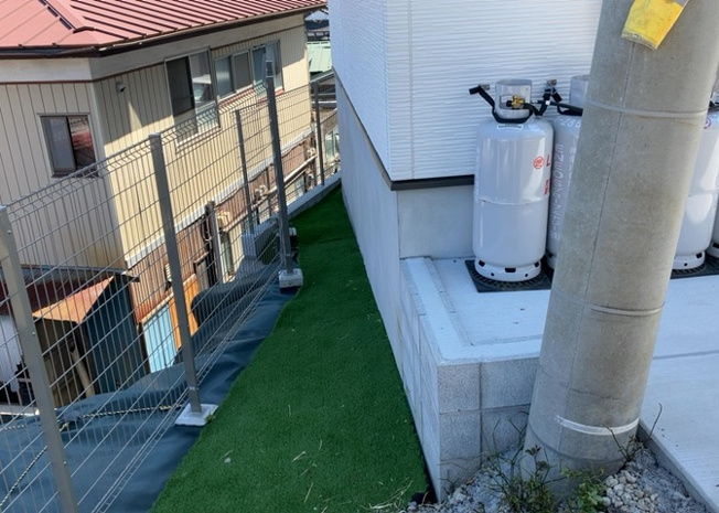 【庭】 | 庭があることでガーデニングや家庭菜園はもちろん、こどもの遊び場やペットを放して遊ぶことができます。また、家の周囲に余裕があるということです。隣地との間があれば、十分な日当たりと、風通しが確保できます。
