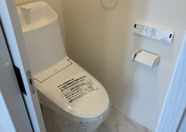 【トイレ】 | トイレは大きさや形、機能、抗菌性などが異なる多種多彩なタイプが各メーカーから出ています。それぞれに良さがあるため、事前にどういったタイプのトイレがいいのかをご家庭内で決めて、内見に行くといいでしょう。