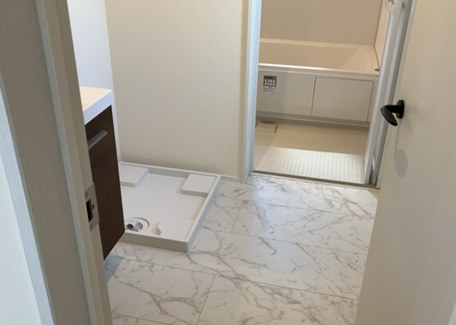【脱衣所】 | 多くの戸建て住宅で見かける洗面脱衣所は、洗面台と洗濯機が2畳ほどのスペースに並べられていて、洗面所が脱衣所を兼ね備えている間取りが一般的です。お客様が利用することもある、パブリックな空間でもあります。
