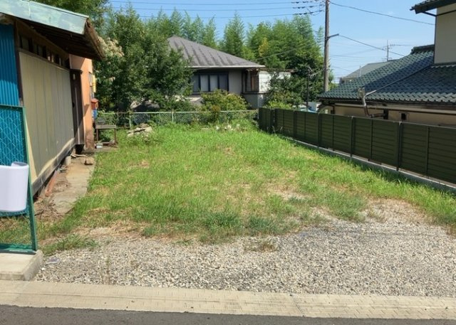 【外観】 | 現地に行くなら、物件の周囲の地形がどうなっているかを見ることも大切です。周辺より低くなっている土地では、大雨などで水が集まりやすいため、地盤が弱くなっているということも考えられるため、注意が必要です。